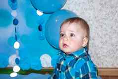 美丽的婴儿庆祝生日肖像婴儿男孩蓝色的衬衫气球礼物