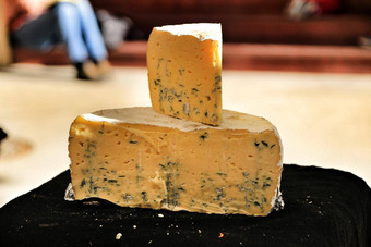 奶酪出售当地的生态市场驼鹿