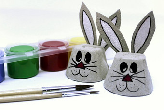 复活节小兔子使纸板蛋杯