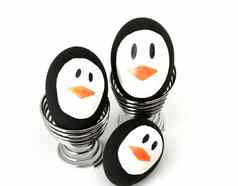 企鹅复活节鸡蛋金属蛋杯白色背景