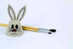 复活节兔子使纸板蛋杯