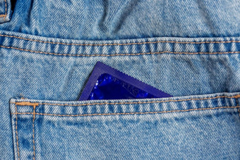 特写镜头口袋里蓝色的牛仔裤<strong>避孕套</strong>棒