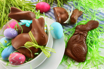 各种各样的复活节小兔子鸡蛋厨房计数器