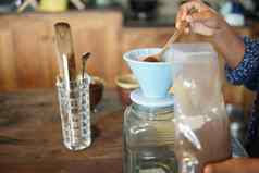 咖啡师准备酝酿咖啡咖啡制造商滴水壶