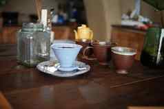 咖啡师准备酝酿咖啡咖啡制造商滴水壶