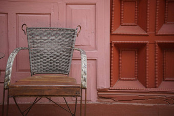 柳条藤椅子<strong>阳台阳台</strong>天井棕色（的）墙