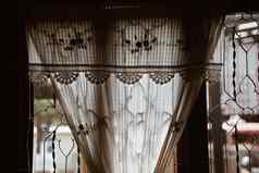 手工制作的用钩针编织棉花织物窗帘玻璃窗口