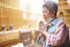 亚洲高级女人旅行者旅游祈祷佛教寺庙