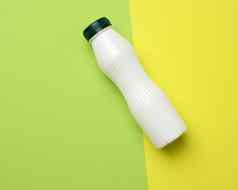 白色塑料瓶牛奶绿色背景容器液体产品