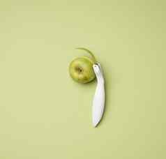 塑料刀剥蔬菜水果绿色苹果绿色背景