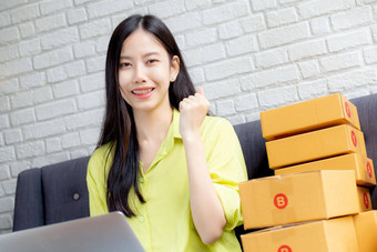 年轻的亚洲女人商人移动PC电脑沙发检查订单客户购买在线购<strong>物业</strong>务锻造启动企业家卖方服务交付产品