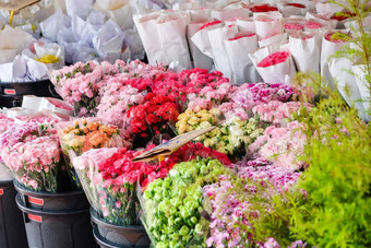 花束色彩斑斓的花市场