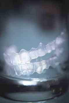 透明的牙对准器内部水晶玻璃