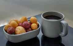 早餐服务早....热黑色的咖啡炸甜蜜的土豆球芝麻深炸紫色的黄色的甜蜜的土豆球