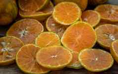 特写镜头新鲜的橙色水果木表格橘子普鲁阿物种多汁的橙色酸甜蜜的