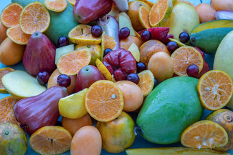 各种新鲜的各种各样的水果蓝色的背景各种各样的水果色彩斑斓的背景