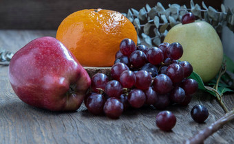 各种新鲜的各种各样的水果木表格各种各样的水果色彩斑斓的背景