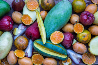 各种新鲜的各种各样的水果木表格各种各样的水果色彩斑斓的背景