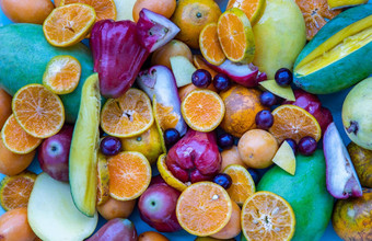 各种新鲜的各种各样的水果蓝色的背景各种各样的水果色彩斑斓的背景