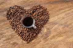 咖啡杯子心形状使桩咖啡豆子木纹理背景情人节一天