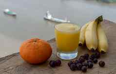 健康的成熟的黄色的芒果奶昔玻璃香蕉橙色葡萄