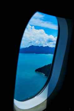 视图热带岛窗口着陆飞机