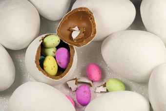 巧克力蛋填满色彩斑斓的斑点糖果鸡蛋