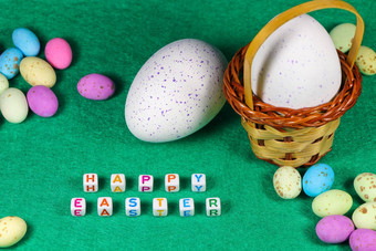 快乐复活节斑点糖果鸡蛋织篮子