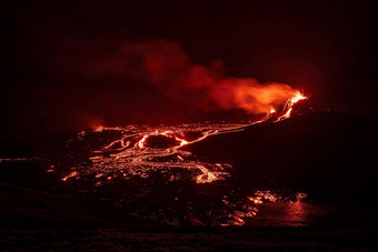 佛格拉达尔山火山火山喷发晚上冰岛
