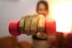 亚洲女人培训电梯粉红色的哑铃建筑肌肉概念住健康的重量损失娱乐住宅