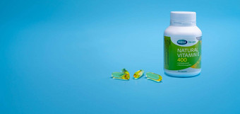 春武里thailand-january大型护理自然维生素塑料瓶软明胶胶囊蓝色的背景产品大型生命科学抗氧化剂维生素