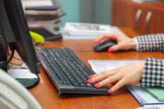 女人导演工作办公室坐着表格打字键盘检查文档