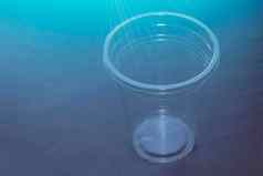 透明的塑料杯表格视图前面射线蓝色的颜色