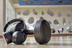 耳机哑铃听音乐锻炼健身工作室