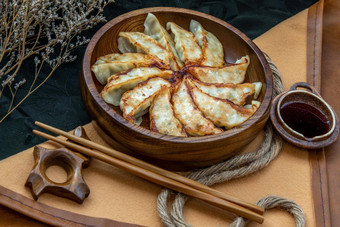 炸日本饺子饺子木碗服务我是酱汁筷子