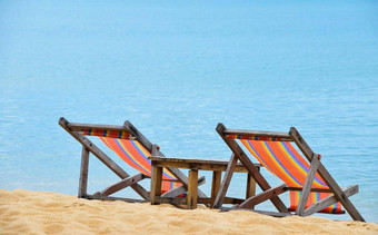 色彩斑斓的木休息室椅子沙子海滩