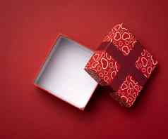 空广场红色的盒子红色的背景礼物开放