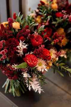 红色的优雅的婚礼花束新鲜的自然花