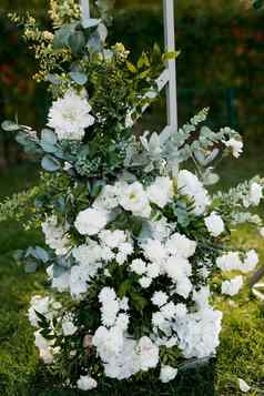 优雅的婚礼装饰使自然花
