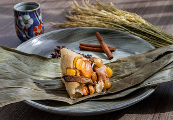 中国人大米饺子形状的锥体包装叶子成分碗中国人风格