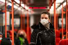 女人公共运输呼吸器脸冠状病毒疫情