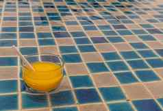 玻璃新鲜的橙色汁点心swiwming池