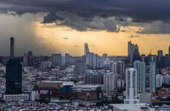 美丽的城市视图曼<strong>谷</strong>雨日落