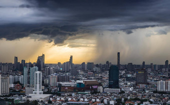 美丽的城市视图曼谷雨日落