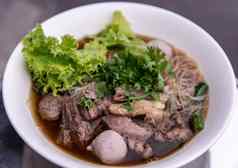泰国牛肉清晰的汤白色大米面条粉丝炖牛肉肉丸蔬菜