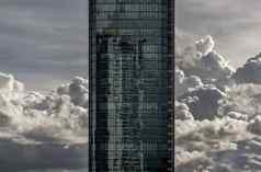 角几何镜子包层现代建筑重复结构反映了天空云