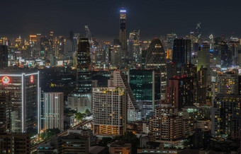 曼谷市中心城市景观摩天大楼晚上给城市现代风格