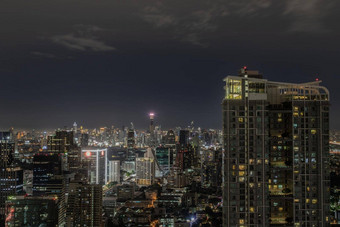 曼谷市中心城市景<strong>观摩</strong>天大楼晚上给城市现代风格