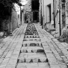 小巷风景如画的普罗旺斯的村格里莫法国