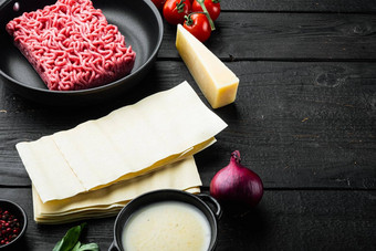 成分使传统的烤宽面条薄意大利面奶酪西红柿贝哈梅尔黑色的木表格背景复制空间文本